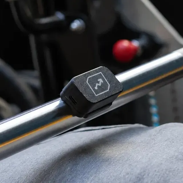 Close-up GAT Sensor yang dijepit di barbel