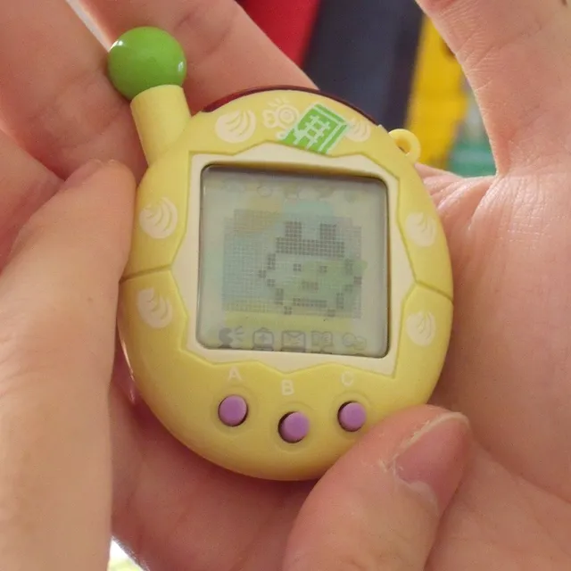 Virtual pet kuning dalam genggaman